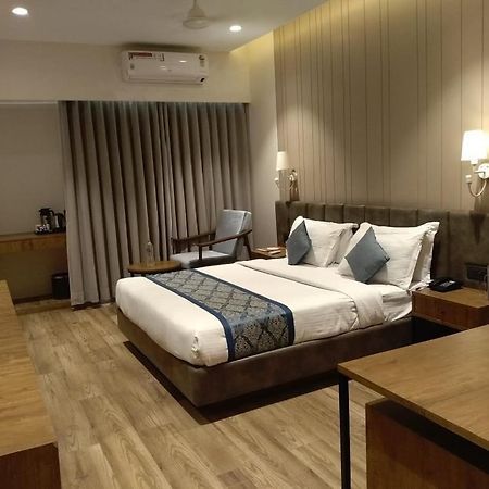 Pinnacle Grand Hotel Ahmedabad Exteriör bild