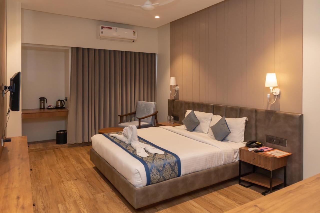 Pinnacle Grand Hotel Ahmedabad Exteriör bild
