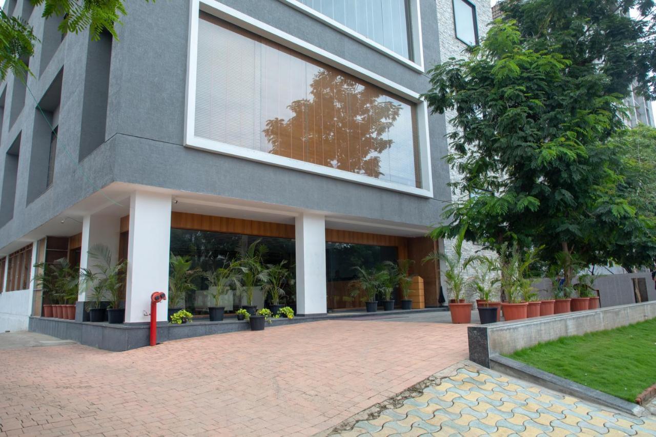 Pinnacle Grand Hotel Ahmedabad Exteriör bild