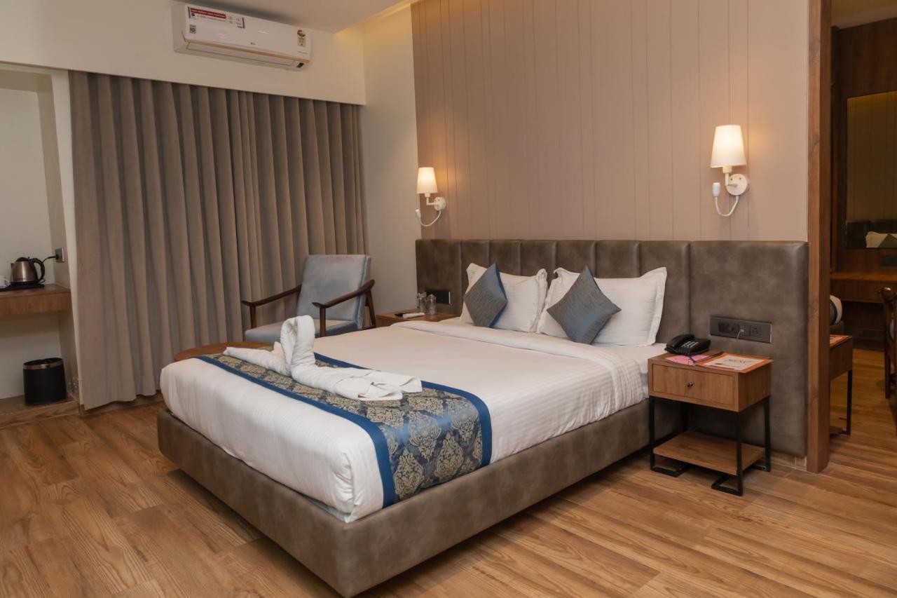 Pinnacle Grand Hotel Ahmedabad Exteriör bild
