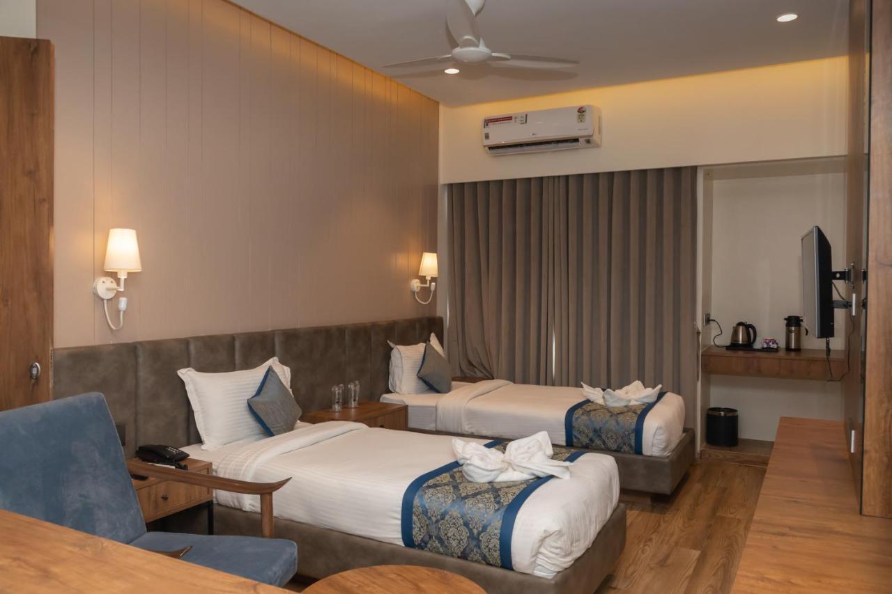 Pinnacle Grand Hotel Ahmedabad Exteriör bild
