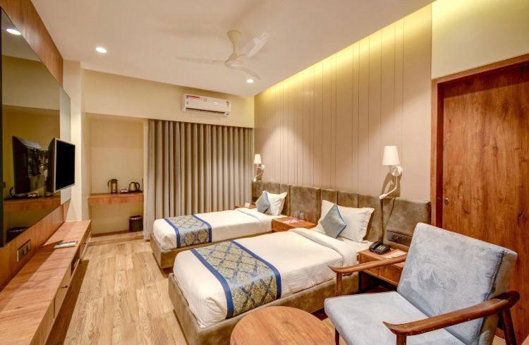 Pinnacle Grand Hotel Ahmedabad Exteriör bild