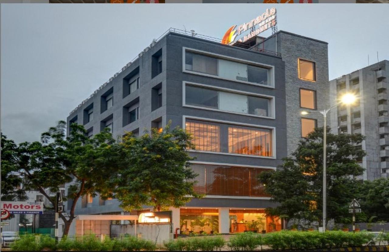 Pinnacle Grand Hotel Ahmedabad Exteriör bild