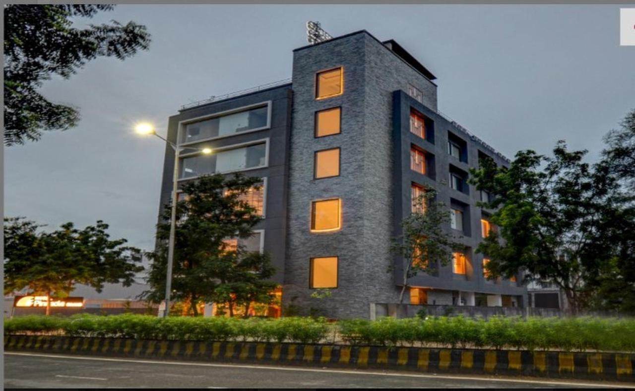 Pinnacle Grand Hotel Ahmedabad Exteriör bild