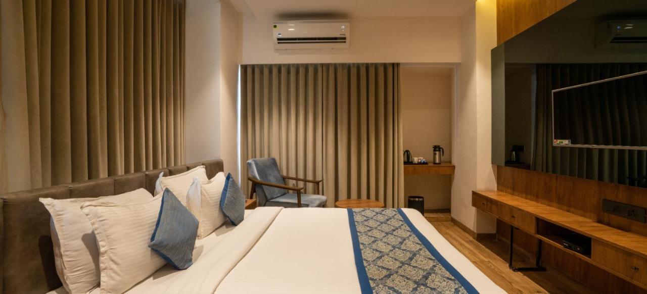 Pinnacle Grand Hotel Ahmedabad Exteriör bild