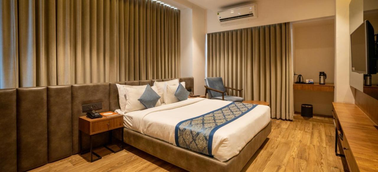 Pinnacle Grand Hotel Ahmedabad Exteriör bild