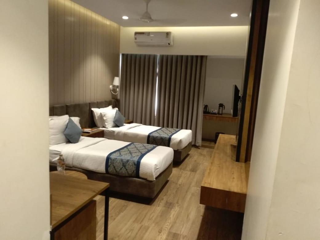 Pinnacle Grand Hotel Ahmedabad Exteriör bild