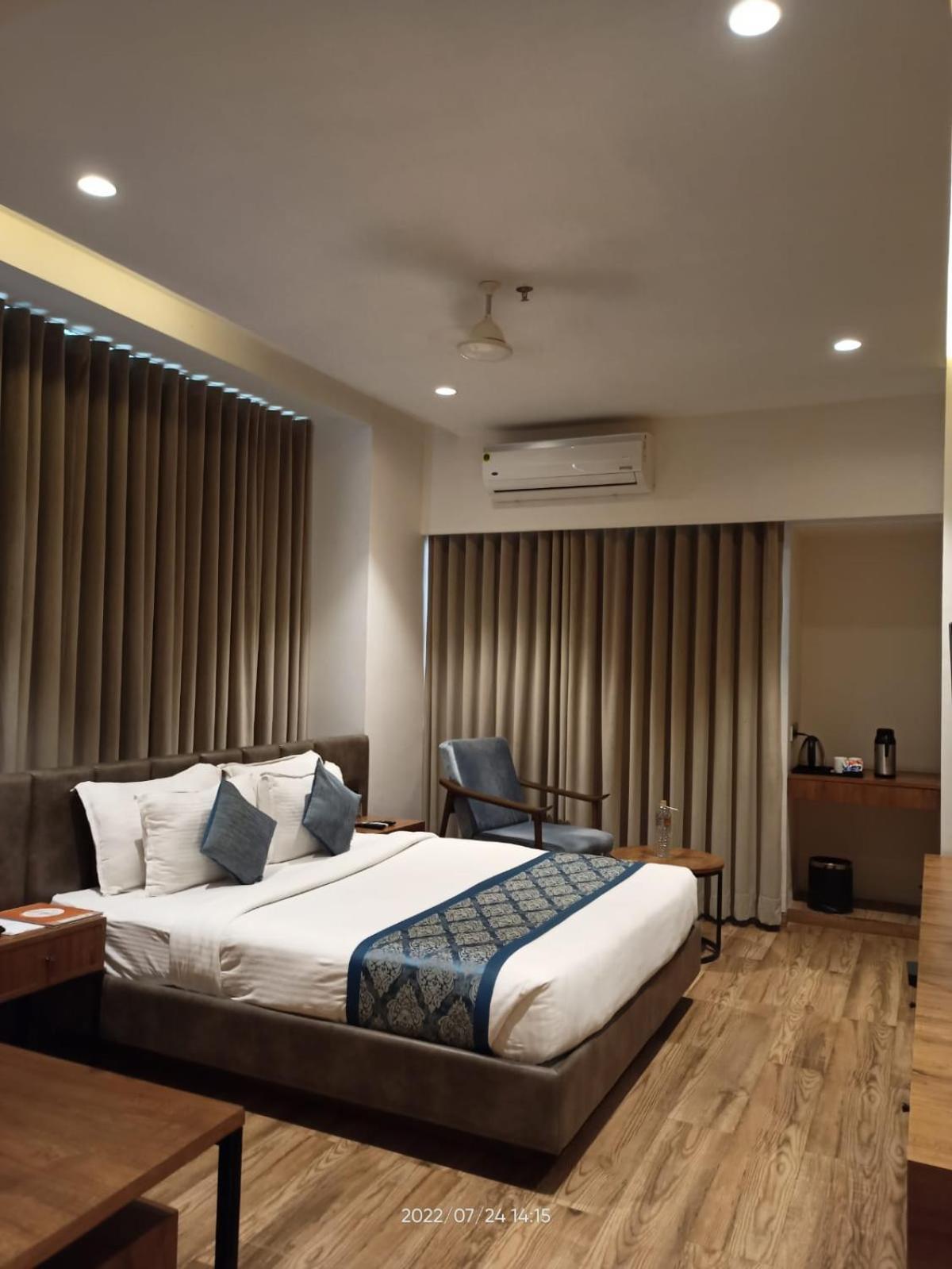 Pinnacle Grand Hotel Ahmedabad Exteriör bild
